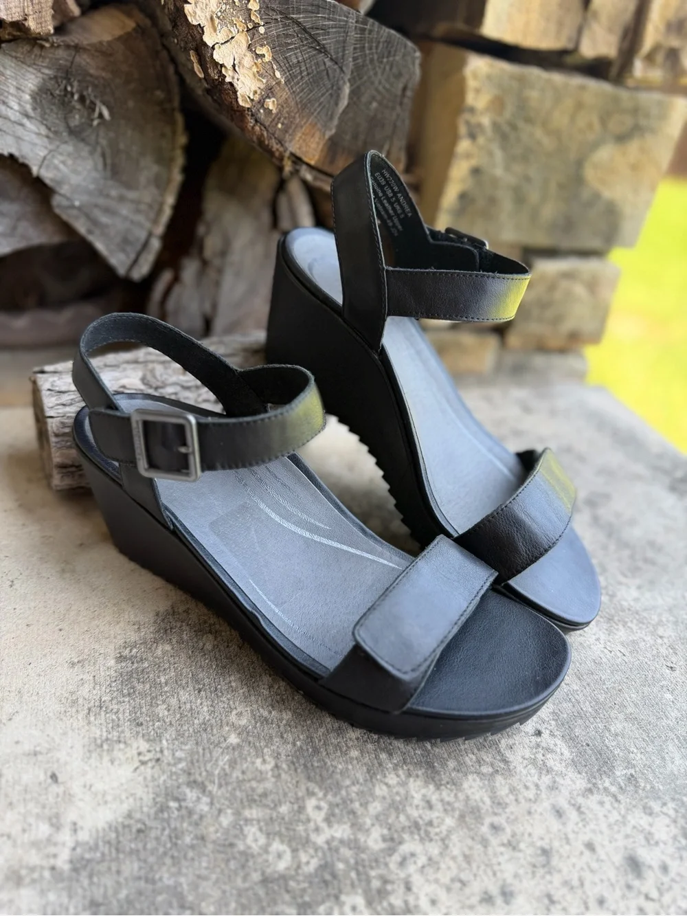 Aetrex Andrea Wedge Sandals in Black Leather Sz-EU 39. (US 8.5.)    Loc W
